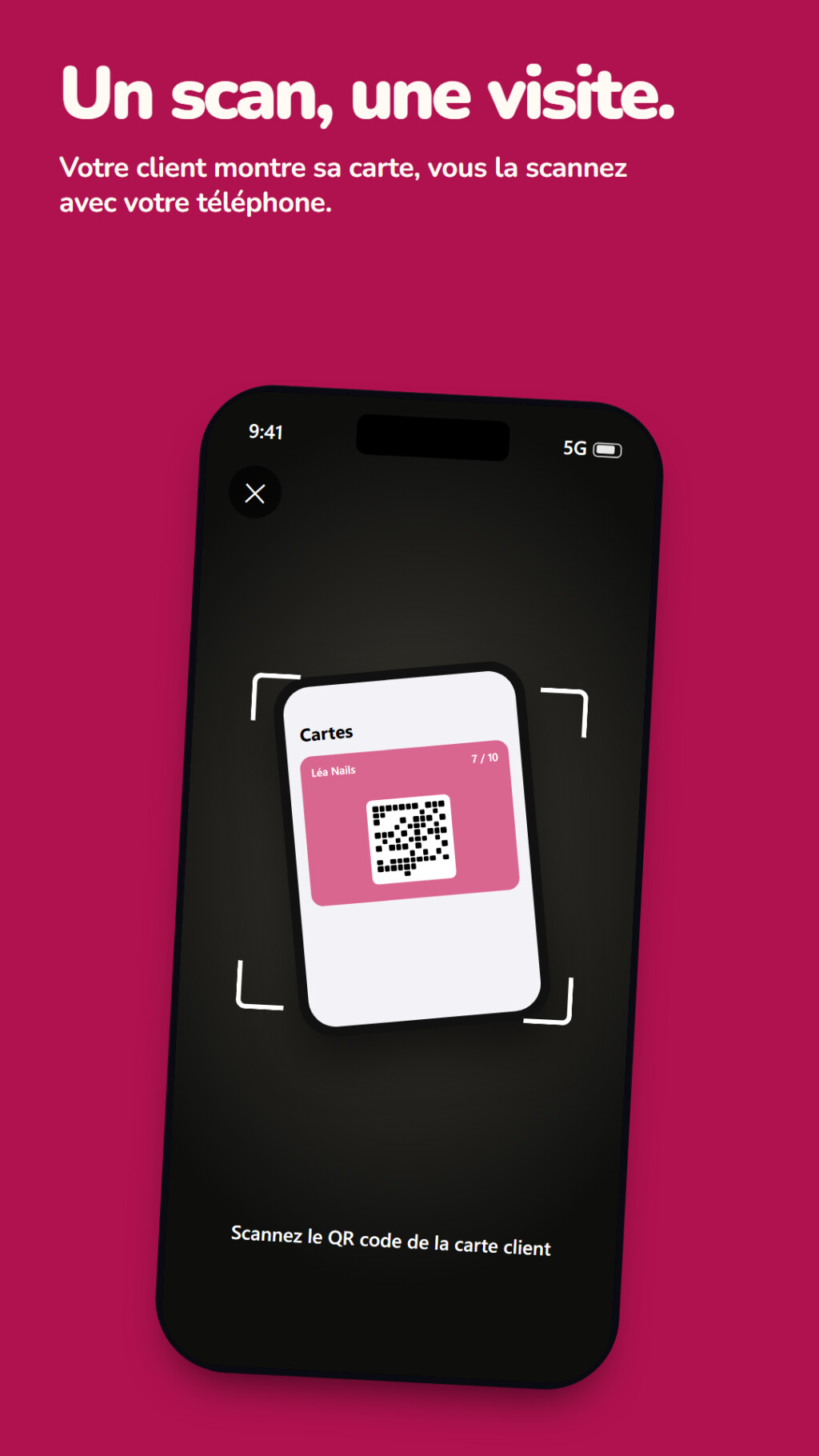 Le commerçant scanne avec son téléphone le QR code de la carte de fidélité présentée par un client