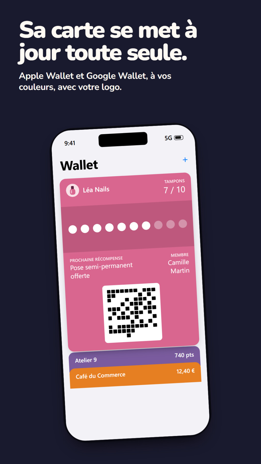 Carte de fidélité aux couleurs d'un commerce dans Apple Wallet, avec le nombre de tampons, la prochaine récompense et le QR code